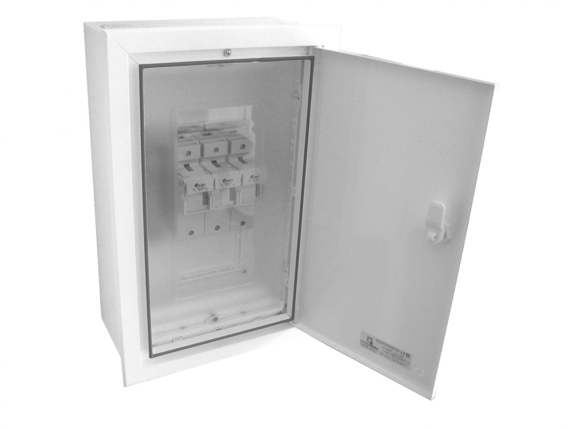 BUILT-IN INPUT PROTECTION BOX P100 EQUIPPED WITH NEUTRAL CIRCUIT BREAKER AND TRIPOLAR CIRCUIT BREAKER. 22x58